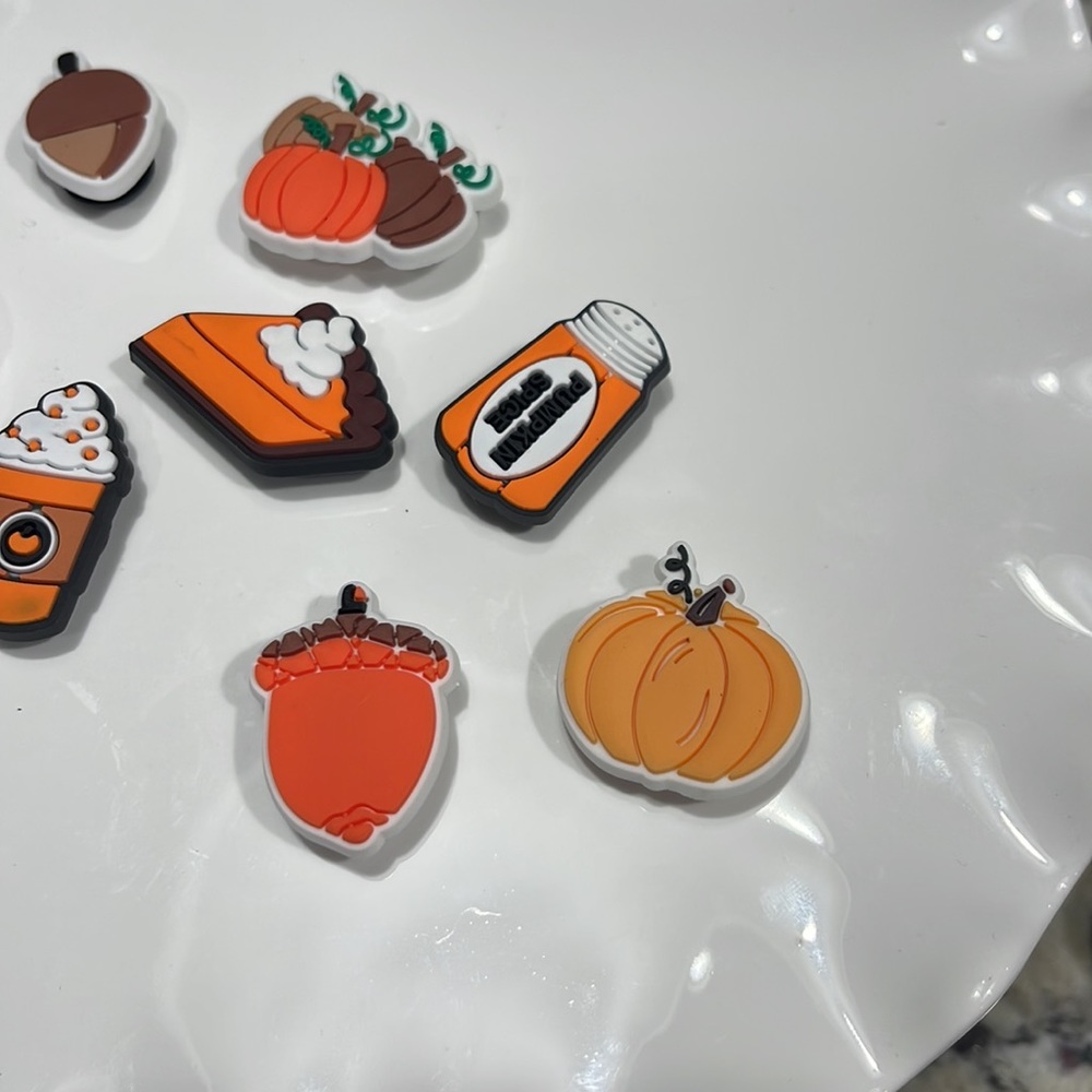 CROCS CHARMS JIBBITS 10 PIECE PUMPKIN SPICE HOLIDAY SET - Picture 2 of 5